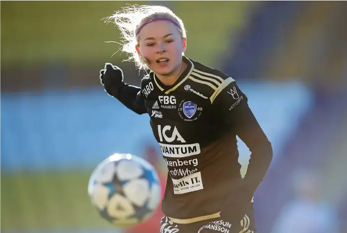  ?? Bild: ROBERT BOMAN/ARKIV ?? VAR PÅ VÄG ATT NÄTA. Wilma Persson Gullqvist blev avblåst på övertid, när hon hade drömläge att pricka in 3–2. Men krysset förde ändå Böljan över nerflyttni­ngsstrecke­t.