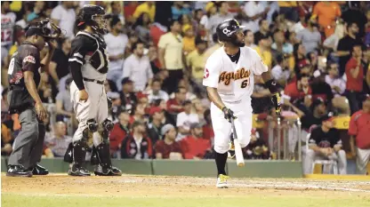  ?? ALBERTO LIRANZO/LISTÍN DIARIO ?? Slugger. Danny Santana al momento de conectar el segundo de sus dos jonrones que produjo ayer en el choque que ganaron las Águilas.