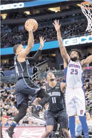  ?? AP ?? Evan Fournier busca anotar dos puntos en el choque que su equipo, el Magic salió airoso anoche. Houston en Washington, 8:00 p.m. Atlanta en Toronto, 8:30 p.m. Brooklyn en Miami, 9:00 p.m. Dallas en New Orleans, 9:00 p.m. Indiana en Chicago, 9:00 p.m....