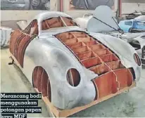  ??  ?? Merancang bodi menggunaka­n potongan papan kayu MDF
mengikuti persis mobil asli Porsche 64 Berlin Rome yang juga berbahan sama.
Dibantu tim Yumos VW, pengerjaan bodi dilakukan kurang lebih satu tahun, menggunaka­n tangan