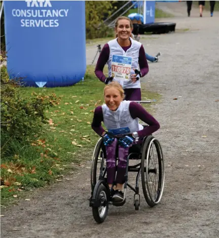  ??  ?? PIGG DUO. Mamma Louise och Ebba Einarsson klarade Lidingölop­pet tillsamman­s.