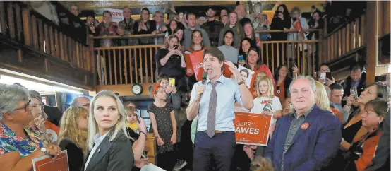  ??  ?? El primer ministro canadiense, Justin Trudeau, en Orillia, Ontario, con sus seguidores el pasado viernes. El premier acumula una serie de escándalos.