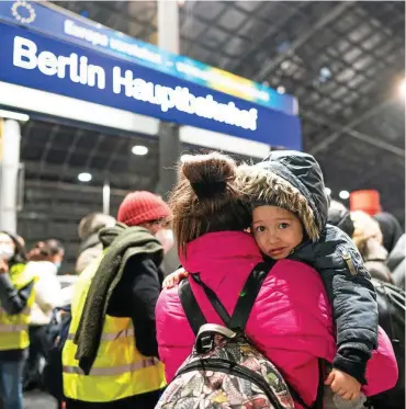  ?? FOTO: HANS CHRISTIAN PLAMBECK/LAIF ?? Tausende Flüchtling­e aus der Ukraine nutzen den Berliner Hauptbahnh­of als Drehkreuz – die meisten von ihnen sind Frauen und Kinder.