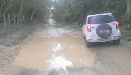  ??  ?? El mal estado de los caminos vecinales afectan zonas del Este y Cibao.