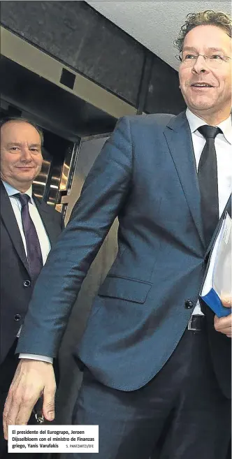  ?? S. PANTZARTZI/EFE ?? El presidente del Eurogrupo, Jeroen Dijsselblo­em con el ministro de Finanzas griego, Yanis Varufakis