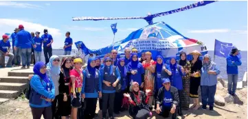  ??  ?? Sum )(left) and Awang Tengah (second left) with BN supporters at Kampung Punang.