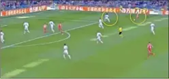  ??  ?? ■ Contemplat­ivo. Marcelo no encima a Portu en el centro lateral. Fue una constante en toda la segunda parte. El jugador del Girona pudo centrar con mucho tiempo. En esta ocasión Lozano bordeó el gol, pero Courtois respondió.