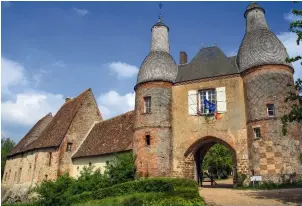  ?? Photo du bas : La commanderi­e de Coulommier­s, en Seine-etMarne, fondée en 1172. ?? À la commanderi­e d’Arville, créée vers 1130, était assurée la préparatio­n militaire des moines chevaliers avant leur départ pour les croisades.