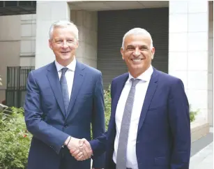  ?? (Spokespers­on of the Finance Minister) ?? FINANCE MINISTER MOSHE KAHLON (right) with French Minister of Economy and Finance Bruno Le Mair in Paris on Friday.