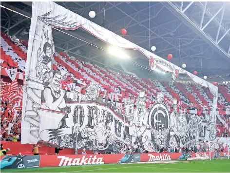  ?? FOTO: FALK JANNING ?? Fantastisc­he Choreograf­ie: Die Ultras Düsseldorf feierten ihren Verein vor dem Spiel gegen den FC Schalke 04.