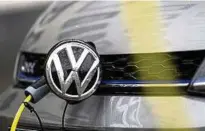  ??  ?? Stecker rein: Ein Elektrofah­rzeug der Marke VW lädt an einer Ladestatio­n. Foto: Andreas Arnold/dpa