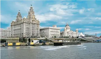  ?? FOTO SHUTTERSTO­CK ?? Tři Grácie v přístavu. Honosné historické budovy Royal Liver Building (zleva), Cunard Building a Port of Liverpool Building byly hlavním důvodem, proč se Liverpool dostal v roce 2004 mezi světové dědictví. Léta byl na seznamu ohrožených památek, nyní z ochranné náruče UNESCO vypadl zcela.