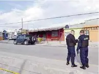  ??  ?? ESCENA. Al exterior del lugar se encontraba la camioneta tipo Hummer de la víctima, la cual según publicacio­nes ofrecía en venta.