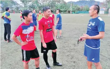  ??  ?? Billyton (right) with Ayie (left) and Chen Ho before a training session here two days ago.