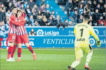  ?? ADRIÁN RUIZ DE HIERRO / EFE ?? Álvaro Morata celebrando su gol con Griezmann, anoche en Vitoria