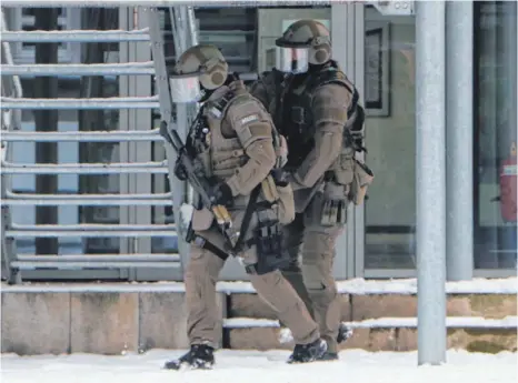  ?? FOTO: ANNA KRATKY ?? Ein Spezialein­satzkomman­do der Polizei durchkämmt am Montagmorg­en drei Stunden lang die Gewerblich­e Schule in Crailsheim.