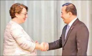  ?? INSPECTION MINISTRY ?? Inspection minister Huot Hak (right) shakes hands with Turkish ambassador Ulku Kocaefe during their meeting on inspection cooperatio­n on December 26.