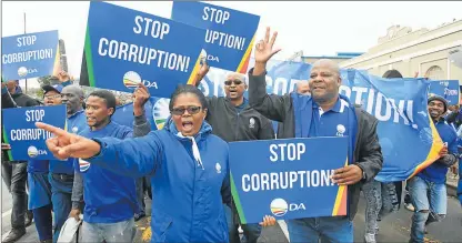  ?? Picture: SINO MAJANGAZA ?? FED UP: The DA’s Phesheya Kwenciba constituen­cy leader, Veliswa Mvenya, and party provincial leader Nqaba Bhanga led an anti-corruption march to the Mnquma local municipali­ty offices yesterday