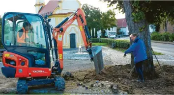  ?? Foto: BUND Naturschut­z ?? Die BUND‰Naturschut­z‰Aktiven Augustus Scheiner im Minibagger (links) und Bernd Kurus‰Nägele im Einsatz am Baum an der Ka‰ pelle in Ay.