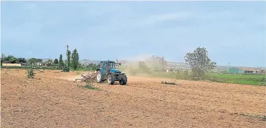  ?? ?? Trabajos de siembra temprana de maíz esta semana, en una explotació­n de Binéfar.