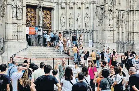  ?? Àlex Garcia ?? Grups organitzat­s de turistes davant de la façana de la catedral de Barcelona