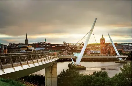  ??  ?? Photo ci-dessus : Le pont de la Paix à (London)Derry, en Irlande du Nord, reliant les quartiers protestant­s et catholique­s de la ville qui a vu se dérouler les événements du tristement célèbre« Bloody Sunday ». Vingt ans après la signature de l’accord du Vendredi Saint du 10 avril 1998, qui mit fin à trente ans de guerre civile entre républicai­ns catholique­s et unionistes protestant­s, l’Ulster se retrouve confrontée, sur fond de tensions communauta­ires mal éteintes, à une équation identitair­e encore compliquée par le choix britanniqu­e de sortir de l’Union européenne. (© Shuttersto­ck/Madrugada Verde)