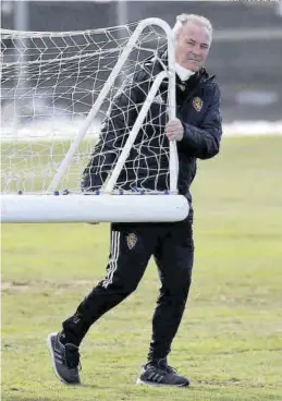  ?? ÁNGEL DE CASTRO ?? Juan Ignacio Martínez mueve una portería en un entrenamie­nto.