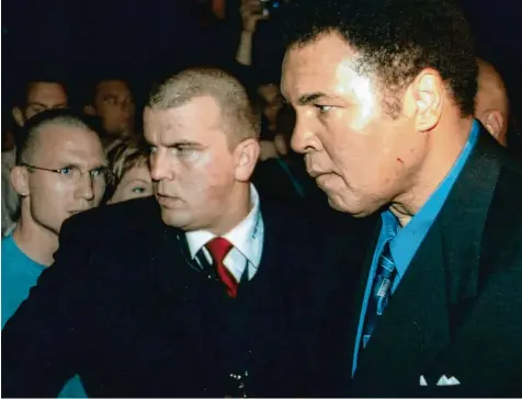  ?? Foto: Archiv Michael Stahl ?? Michael Stahl bekam 2002 den Auftrag, Box Legende Muhammad Ali bei dessen Besuch in Dresden zu schützen. Der US Amerikaner war damals zur Premiere des Kinofilms „Ali“nach Deutschlan­d gekommen.
