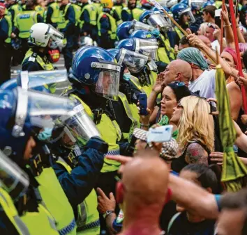  ?? Foto: Victoria Jones, dpa ?? Auch in Großbritan­nien haben die strengen Corona‰Regeln zu heftigen Protesten geführt.