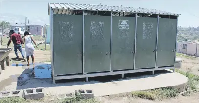  ?? Picture: Nombulelo Damba-Hendrik ?? DAILY BATTLE. Only four of the 10 toilets in Silver Town are working, according to community leaders.