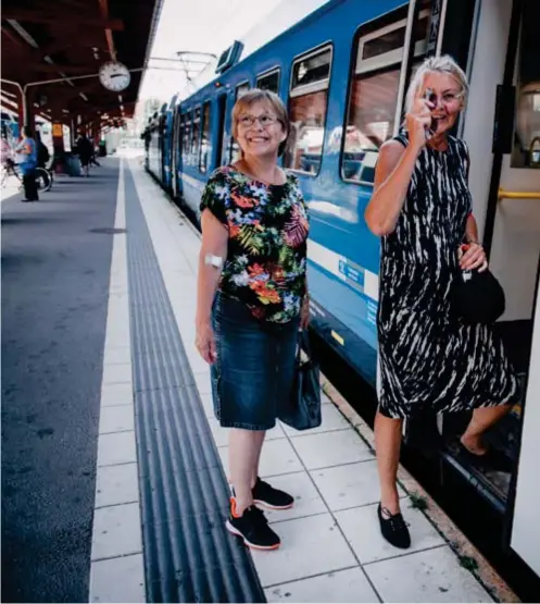  ??  ?? PÅ VÄG. Inger Jungholm och Madeleine Bjureklint hör till Roslagsban­ans trogna resenärer. De tar avstängnin­gen med ro – ochtycker det är bra att banan rustas.