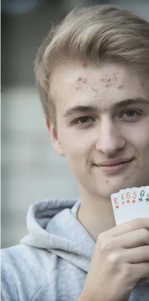  ?? FOTO: NIKLAS TALLQVIST ?? 18-åriga Erik Hansson gillar att spela bridge. – Det är ett kortspel där man behöver både matematik och logiskt tänkande. Bridge handlar inte om tur, man lär sig mera ju längre man spelar.