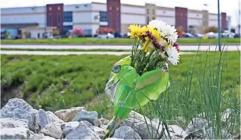  ??  ?? Un ramo de flores colocado frente a una instalació­n de Fedex en indianapol­is, el sábado