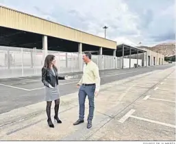  ?? DIARIO DE ALMERÍA ?? Rosario Soto y Javier Almansa en la nave que será zona de sombra.