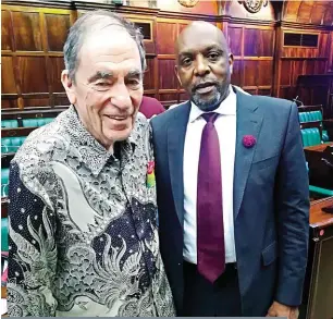  ?? FOTO: JOYLENE VAN WYK ?? Oudregter Albie Sachs en mnr. Vincent Smith, medevoorsi­tter van die grondwetli­ke hersiening­skomitee, ná afloop van ’n sitting by die Parlement oor grondhervo­rming.