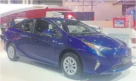  ??  ?? Toyota Prius. El modelo híbrido más vendido del mundo volverá a venderse en la Argentina desde este año, con eficiencia mejorada.