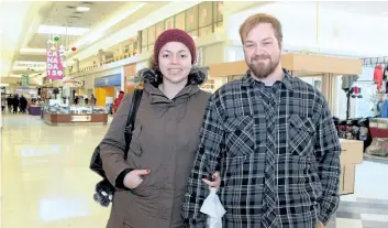  ?? MICHELLE ALLENBERG/ WELLAND TRIBUNE ?? Jazmine ‘ Piper’ and Daniel Piper pause while checking out Seaway Mall for sales on Boxing Day.