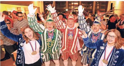  ?? FOTO: UWE MISERIUS ?? Das neue Prinzentri­o Norbert I., Markus I. und Andreas I. mit den beiden Pagen Lena und Emily im Pfarrheim der katholisch­en Kirche St. Maria Rosenkranz­königin.