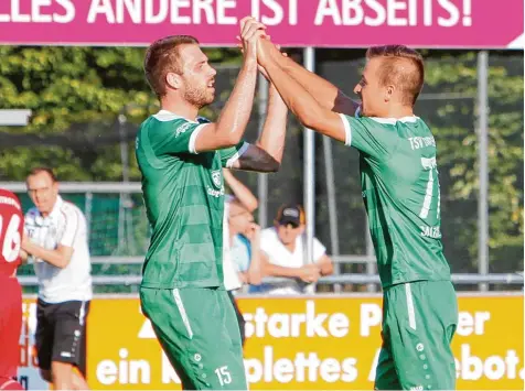  ??  ?? Ein Bild aus alten Zeiten: Philipp Siegwart (links) kann Muriz Salemovic wieder in Landsberg begrüßen: Er kommt als Spielertra­iner zum TSV zurück.