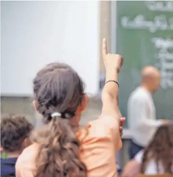  ?? FOTO: DPA ?? Helfer im Klassenzim­mer: Ein Drittel der Kosten für Sozialarbe­iter sollte das Land bezahlen – eigentlich.