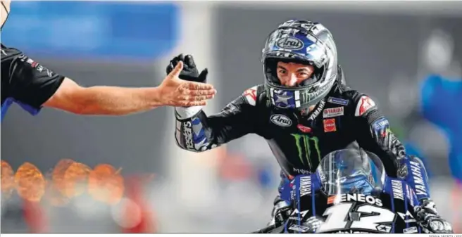  ?? DORNA SPORTS / EFE ?? El catalán Maverick Viñales (Yamaha YZR M 1) celebra su victoria en la carrera de MotoGP del Gran Premio de Qatar.