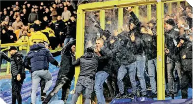  ?? ?? Aficionado­s del Vitesse invadieron la cancha y el juego se detuvo.