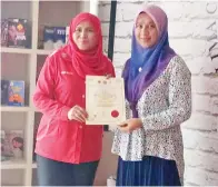  ??  ?? NOOR Aisyah (kiri) menerima sijil penghargaa­n daripada Noorzanani Haji Kata.