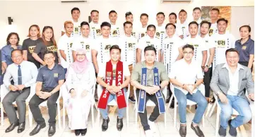  ??  ?? The Mr Kaamatan contestant­s with the organising committee.