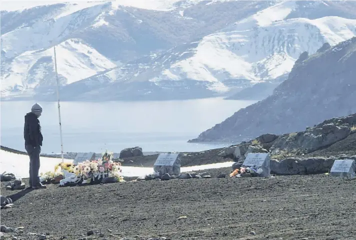  ??  ?? Uno de los sobrevivie­ntes de la tragedia visita la zona del Volcán de Antuco, en la Octava Región, donde perecieron 45 de sus compañeros el 18 de mayo del 2005.