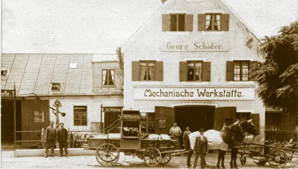  ?? Foto: Sammlung Schäfer ?? Von der mechanisch­en Werkstätte zum Autohaus: Georg Schäfer begann als Hufschmied und Spezialist für landwirtsc­haftliche Fuhrwerke und Geräte in Schwabmünc­hen. Die Aufnahme entstand wohl um das Jahr 1910.