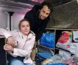  ?? FOTO RR ?? Alexandru Mînzat en zijn vrouw Katrin laden de bestelwage­n in om hulpgoeder­en richting Verviers te brengen.