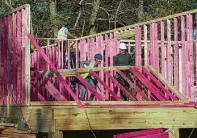  ?? Melissa Phillip / Staff file photo ?? Constructi­on and repairs started in December 2019 on a home in the Sunnyside neighborho­od.