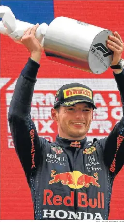  ?? SEBASTIEN NOGIER / EFE ?? Verstappen levanta el trofeo de ganador del Gran Premio de Francia.