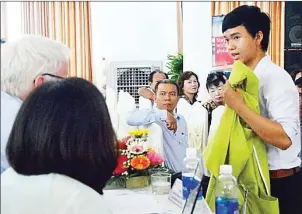  ?? QUANG NAM/VNS ?? Mai Nguyen Cong Thuan shows a sample of the multipurpo­se jacket at the Da Nang Startup Runaway 2017.